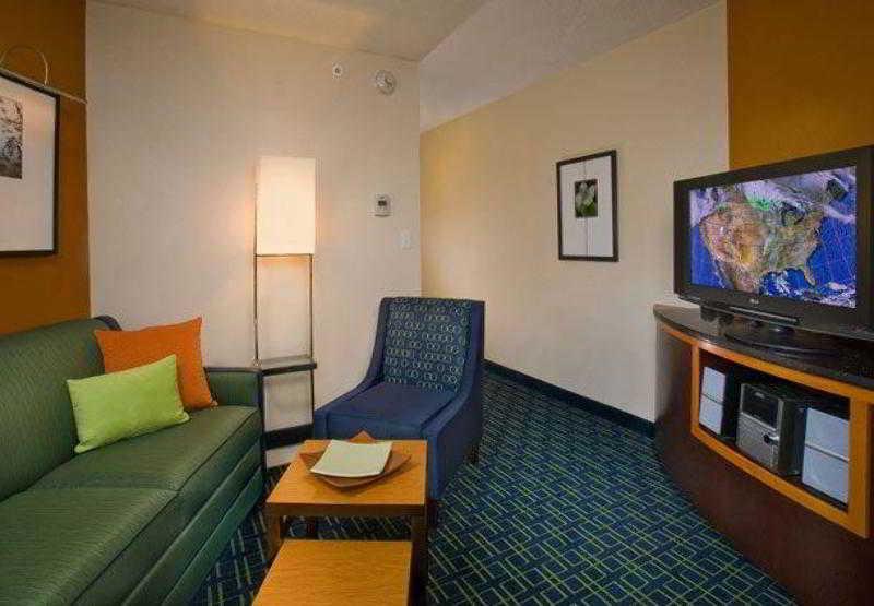 Fairfield Inn And Suites New Buffalo Ruang foto